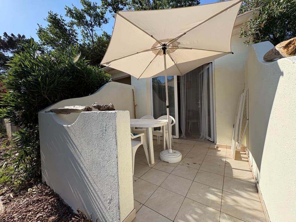 Patio, Day, Balcony/Terrace, Dining area, Garden view