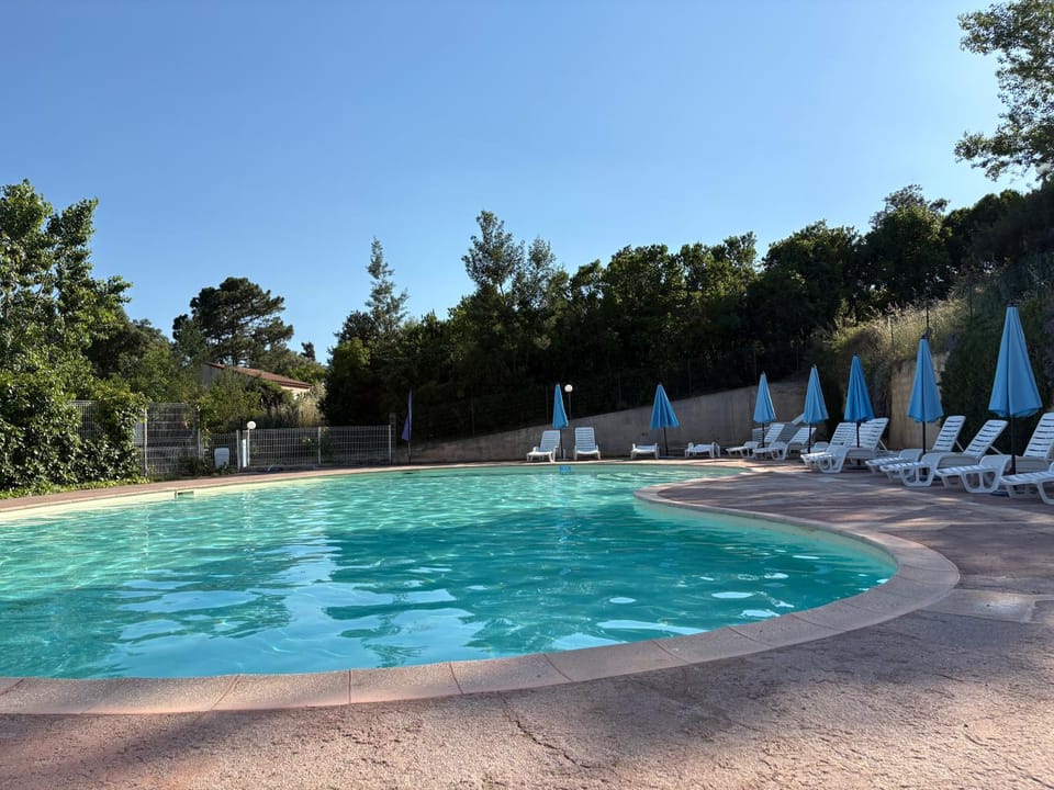 Day, Swimming pool, sunbed
