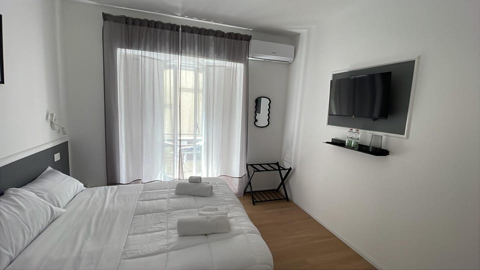 Bed, TV and multimedia, Photo of the whole room, Evening entertainment, Bedroom