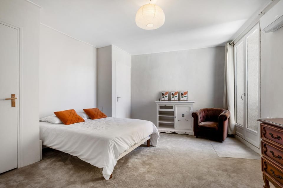 Photo of the whole room, Bedroom