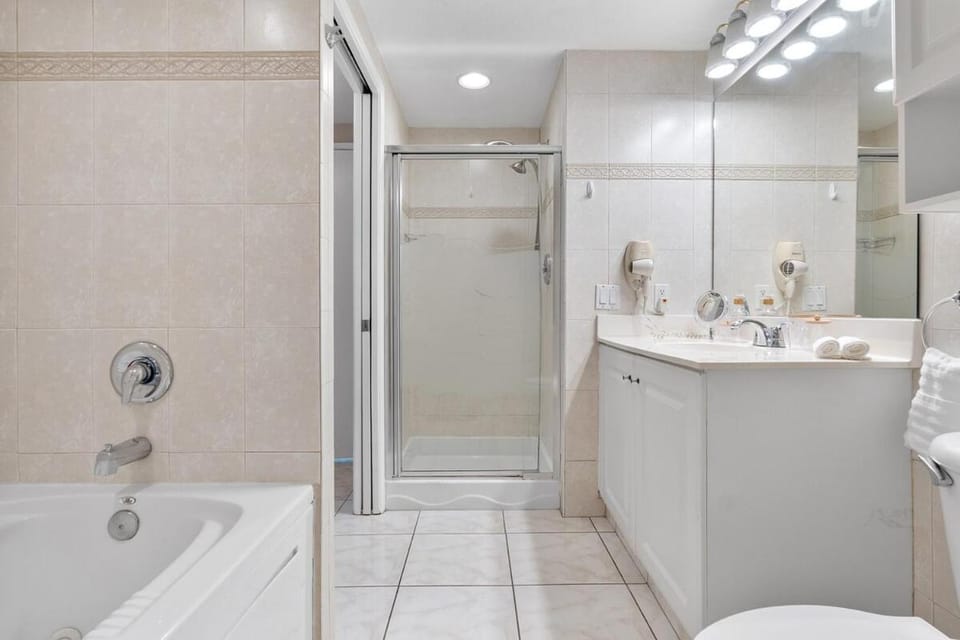 Spectacular Water Views 2br-4 beds in Sunny Isles Apartment in Sunny Isles Beach