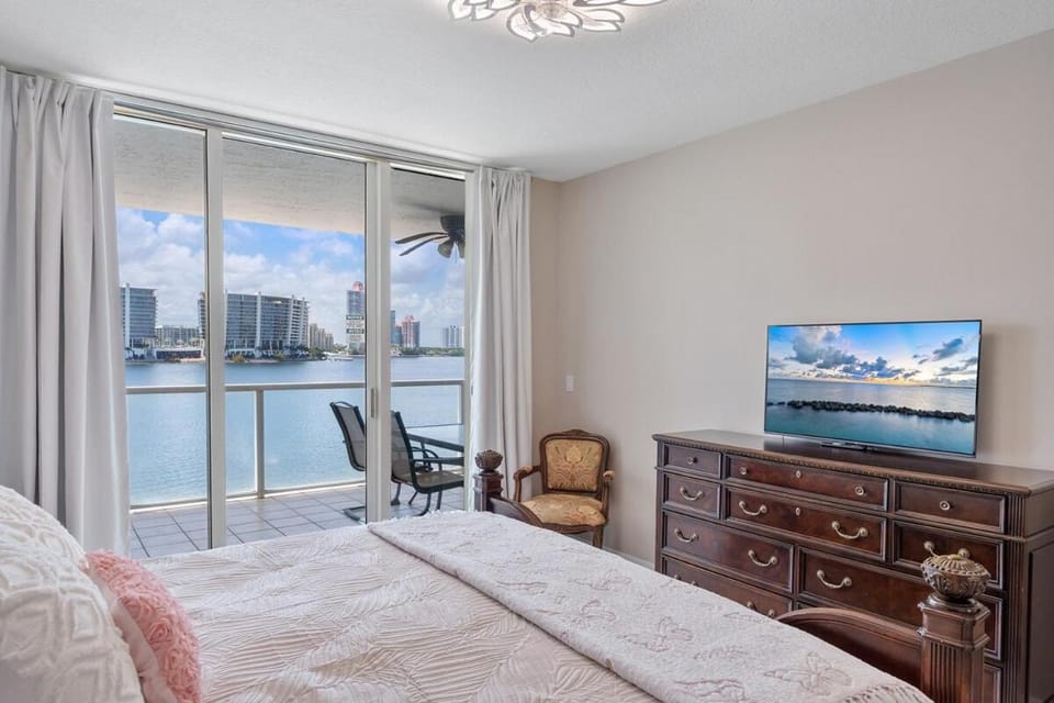 Spectacular Water Views 2br-4 beds in Sunny Isles Apartment in Sunny Isles Beach