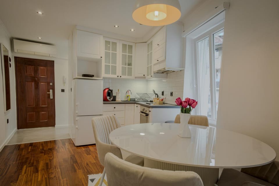 Seating area, kitchen