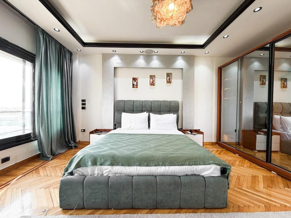 Jacuzzi Suite | 2BD | Maadi | Panoramic Nile View Apartment in Cairo Governorate