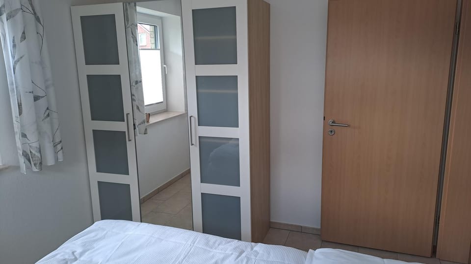 Photo of the whole room, Bedroom, wardrobe