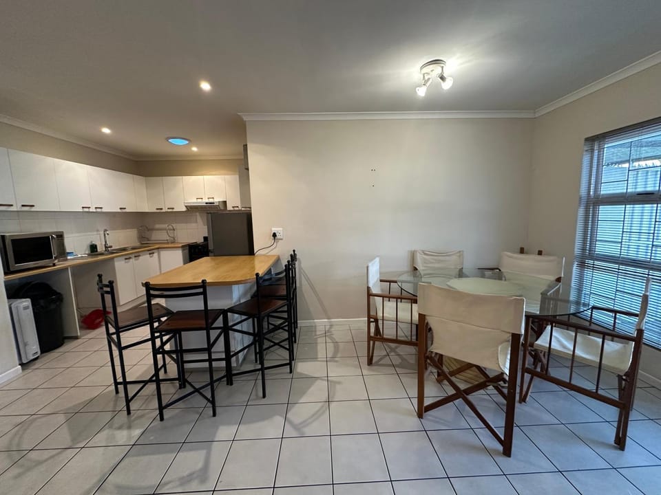 Coffee/tea facilities, Kitchen or kitchenette, Dining area, oven, stove, kitchen