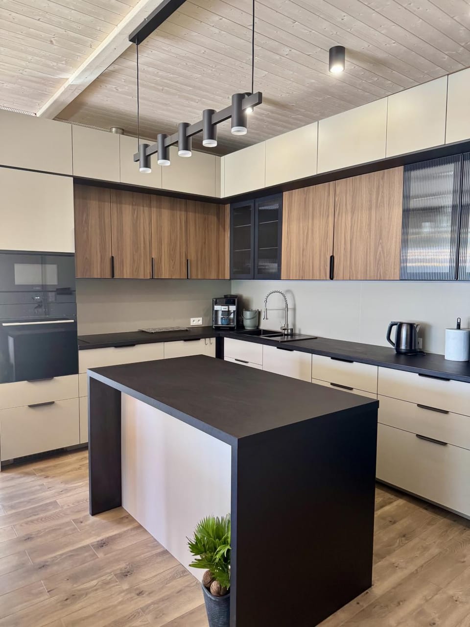 Kitchen or kitchenette, Communal kitchen, microwave, oven, stove, kitchen, air conditioner, air conditioner