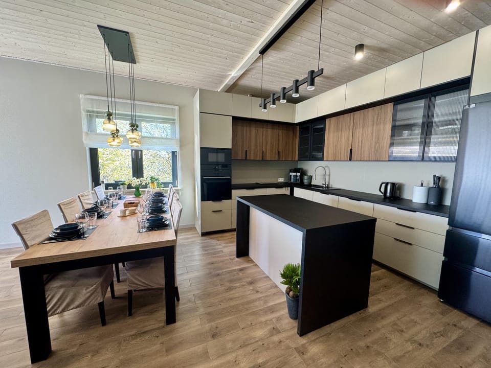 Kitchen or kitchenette, Communal kitchen, microwave, oven, stove, kitchen, air conditioner, air conditioner