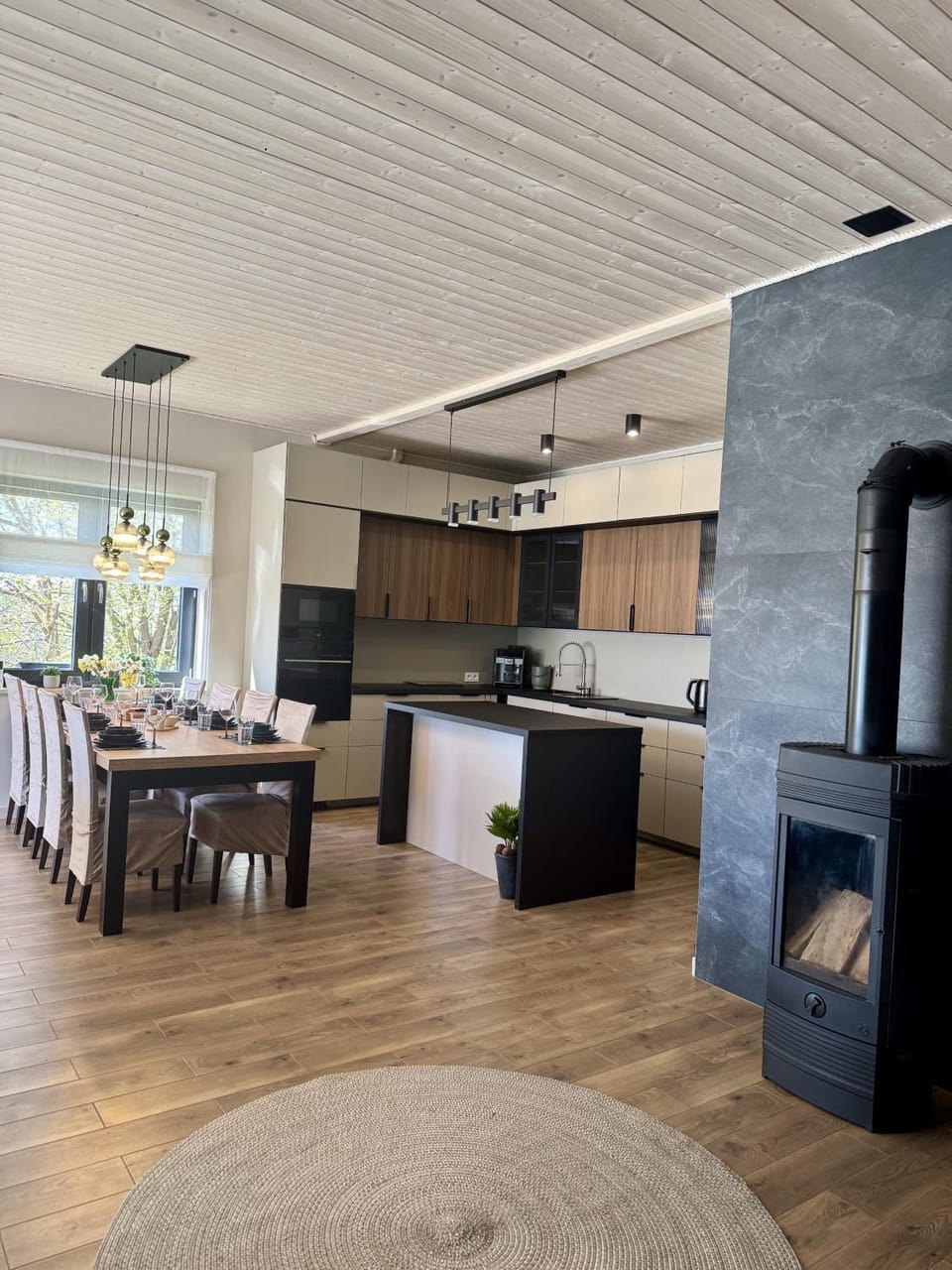 Kitchen or kitchenette, Dining area, Communal kitchen, fireplace, microwave, stove, kitchen, air conditioner, air conditioner