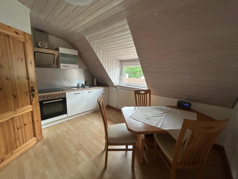 Kitchen or kitchenette, Seating area, Dining area, oven, stove