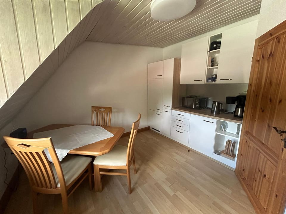 Kitchen or kitchenette, Seating area