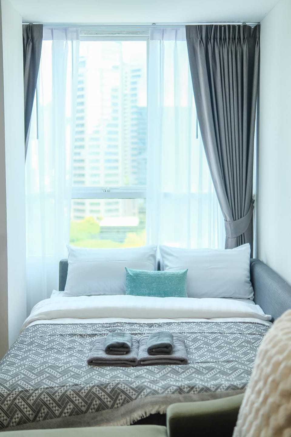 Fortune 808 2BR 100 sq m BTS Chit Lom Apartment in Bangkok
