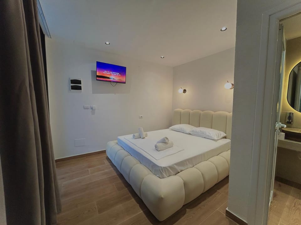 Bed, TV and multimedia, Photo of the whole room