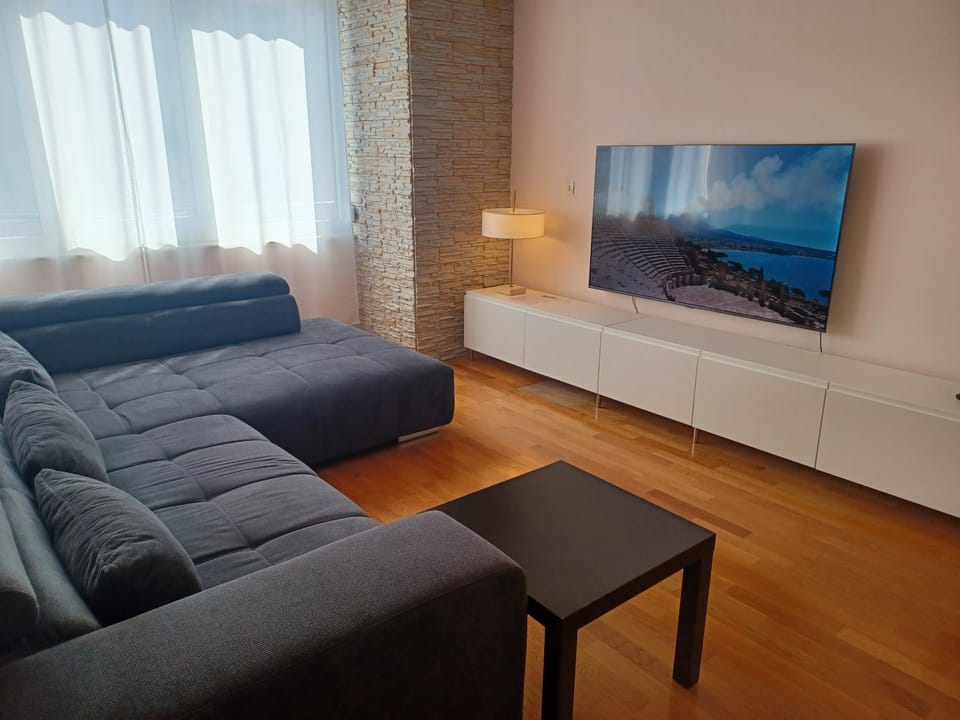 TV and multimedia, Living room, Evening entertainment