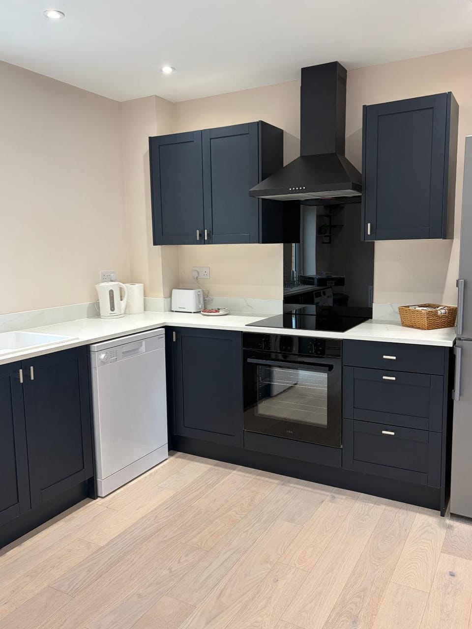 Newly refurbished - Corby Short Stays and Contractors - Sleeps 5 free private parking House in Corby