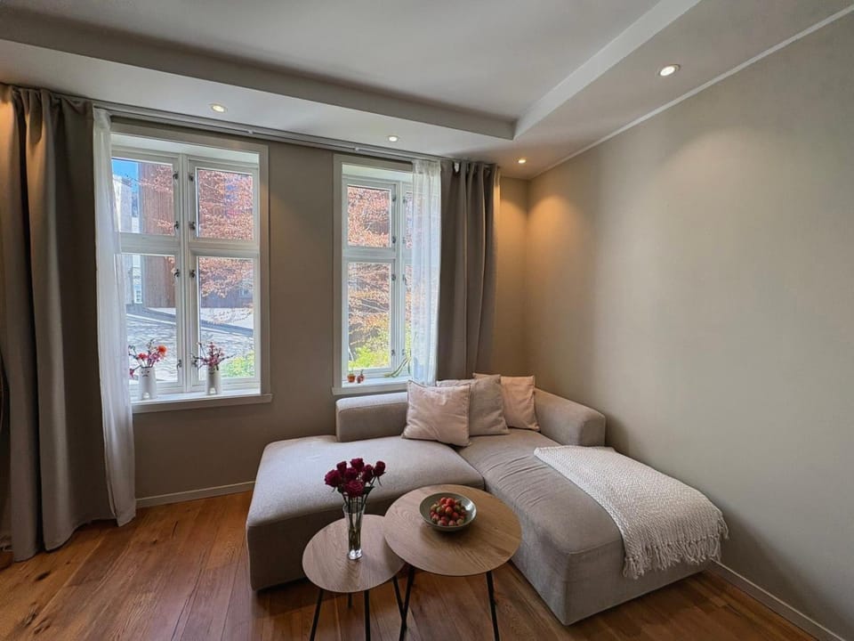 Living room, Photo of the whole room, Seating area, Garden view