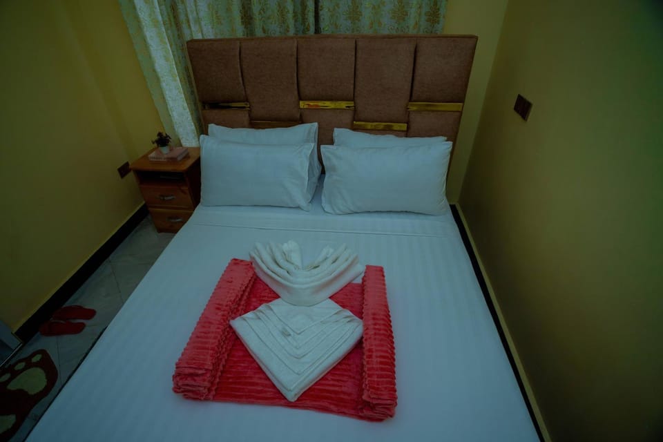 Bed, Bedroom, towels
