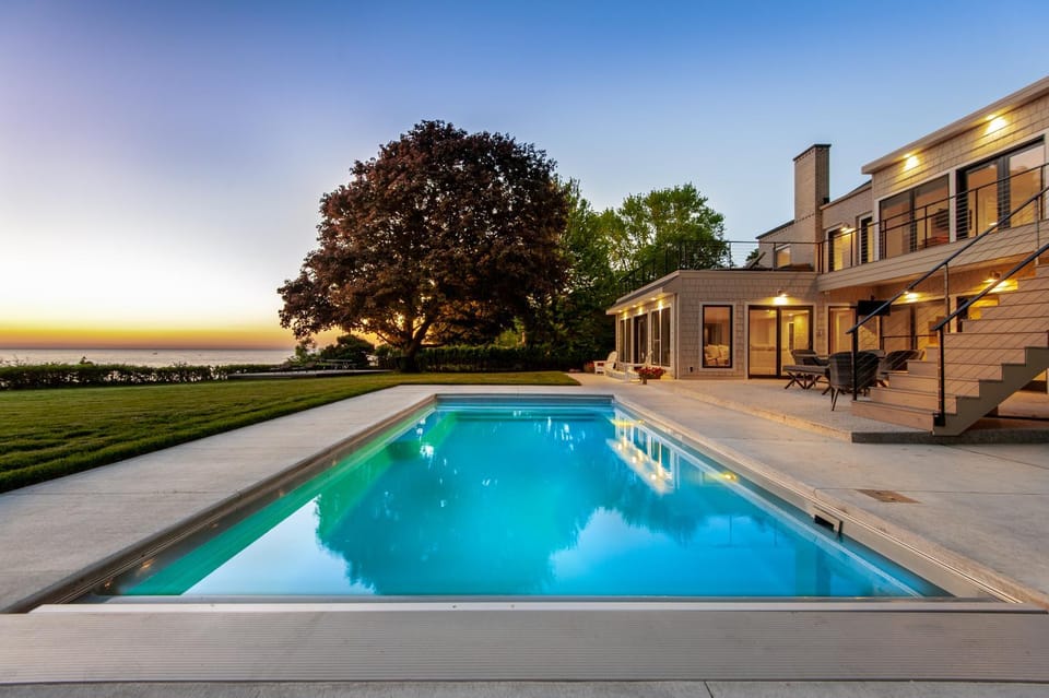 Bluffside Splendor: Pool, Hot Tub & Panoramic Lake Views House in South Haven