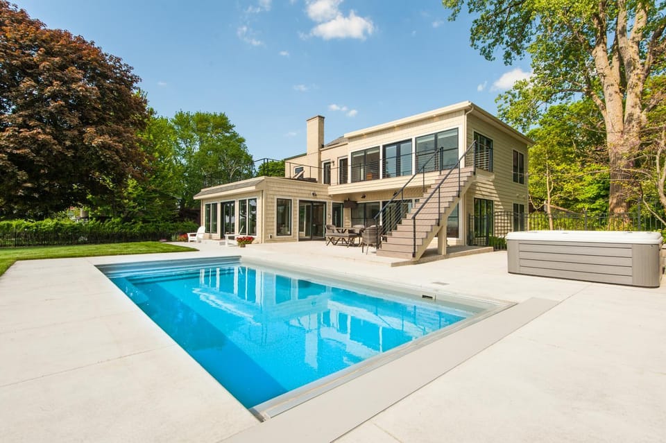 Bluffside Splendor: Pool, Hot Tub & Panoramic Lake Views House in South Haven