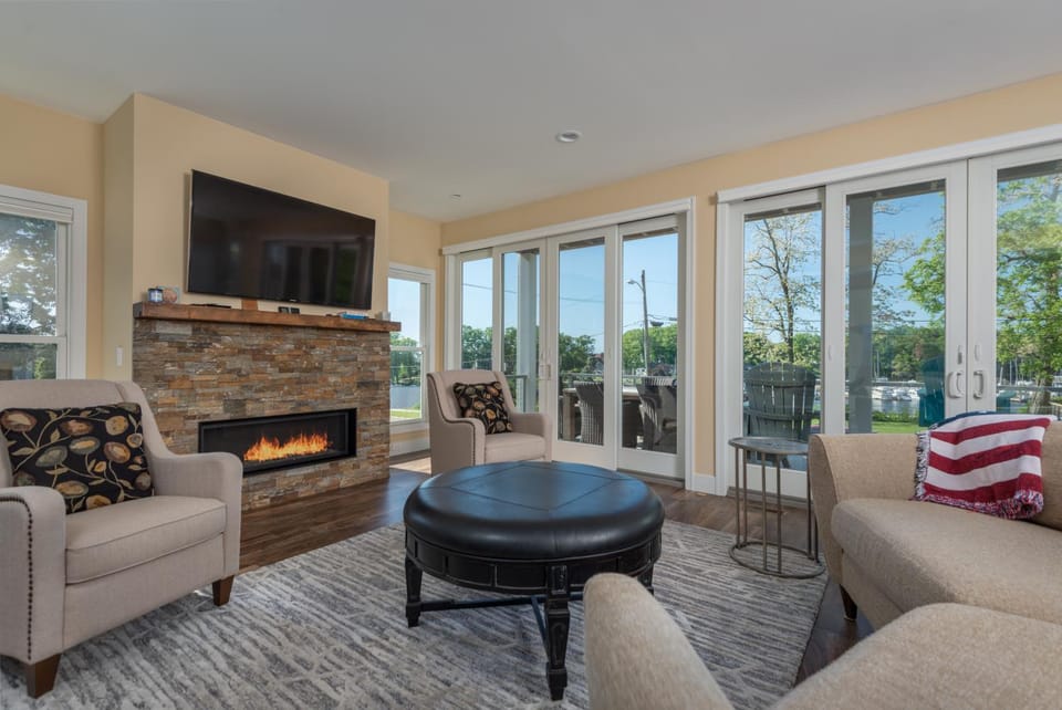 Luxury Harbor View Home in the Heart of Downtown House in South Haven