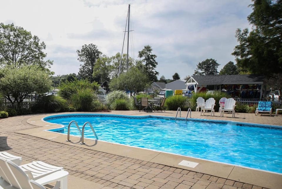 Home w/Year Round Pool & Hot Tub, Clubhouse & Marina House in South Haven