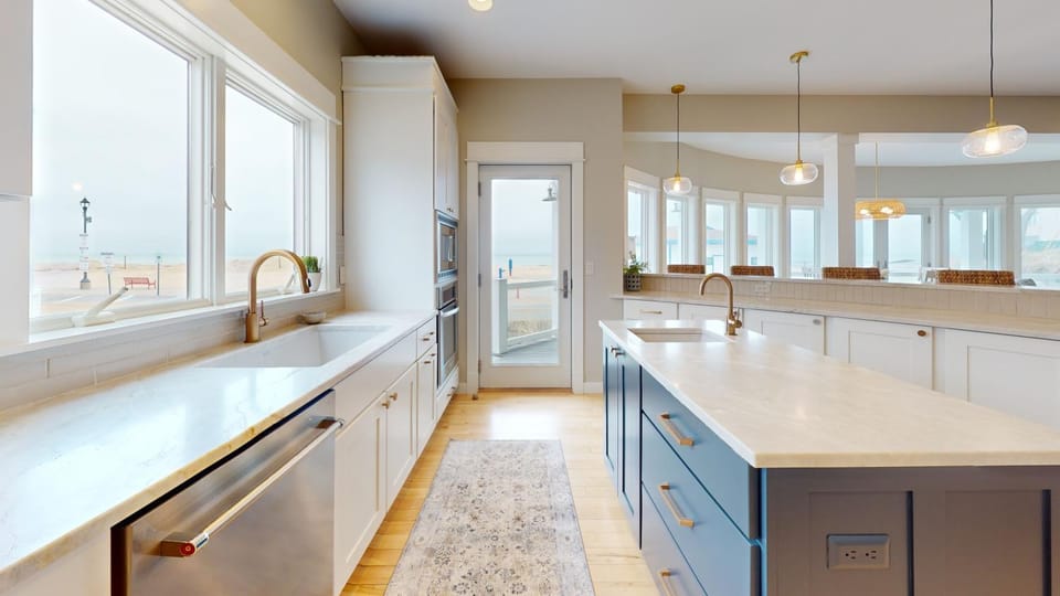 Beach Glass Cottage on North Beach w/Hot Tub - Unforgettable Views House in South Haven