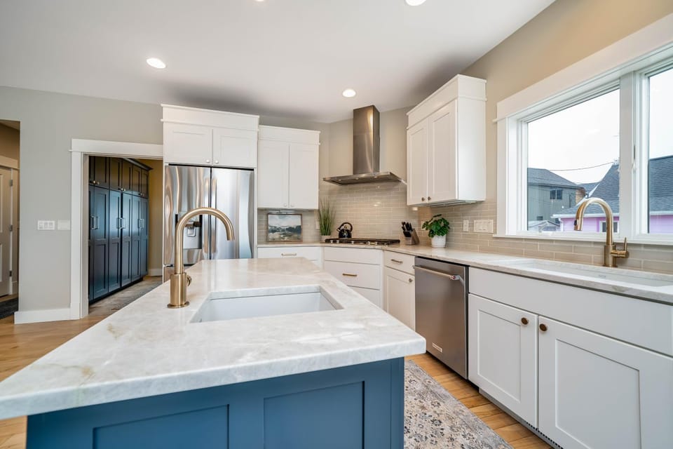 Beach Glass Cottage on North Beach w/Hot Tub - Unforgettable Views House in South Haven
