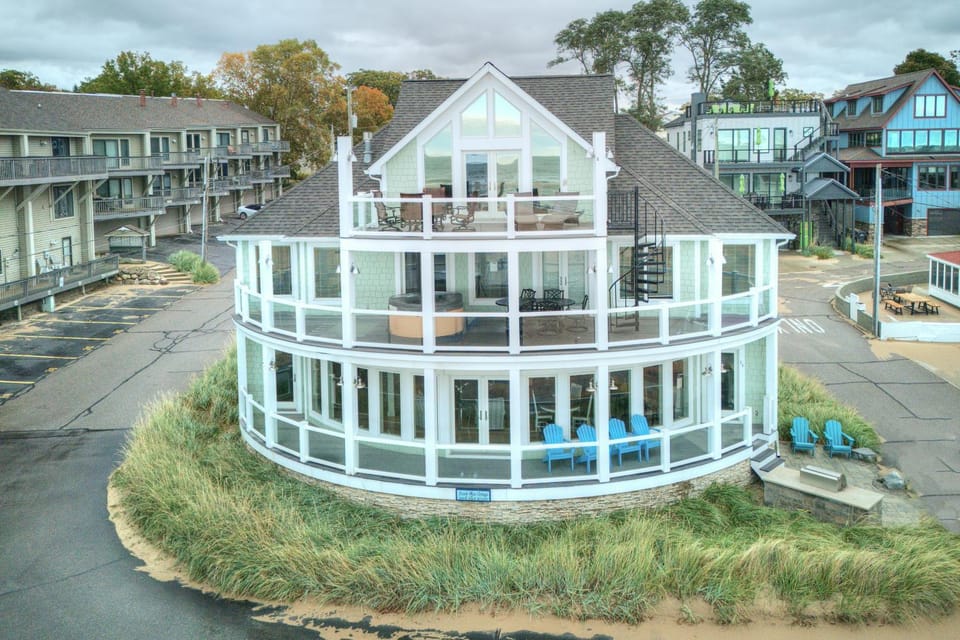 Beach Glass Cottage on North Beach w/Hot Tub - Unforgettable Views House in South Haven