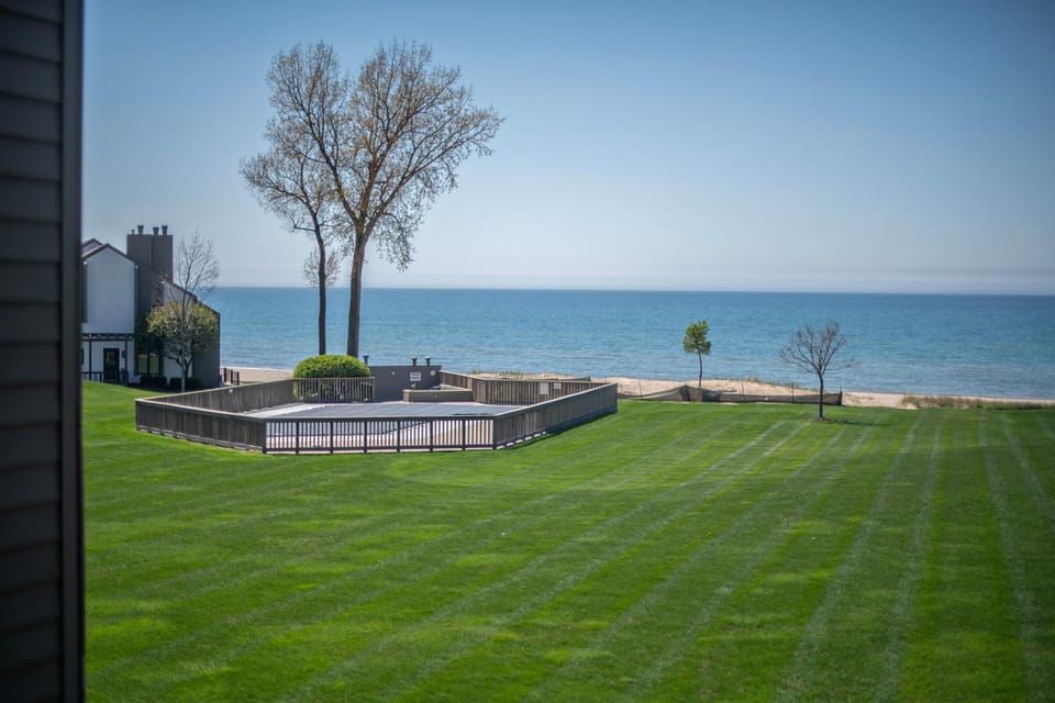 Bent Tree Condo - Private Beach, Swimming Pool, Tennis Courts & More House in South Haven