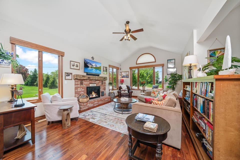 Coco’s Beach House: Quiet Setting w/ Hot Tub, Lovely Backyard House in South Haven