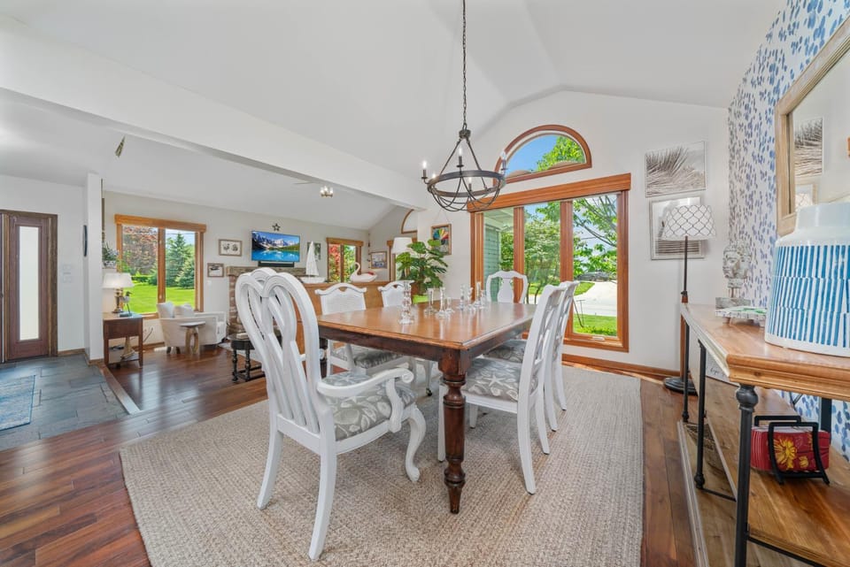 Coco’s Beach House: Quiet Setting w/ Hot Tub, Lovely Backyard House in South Haven