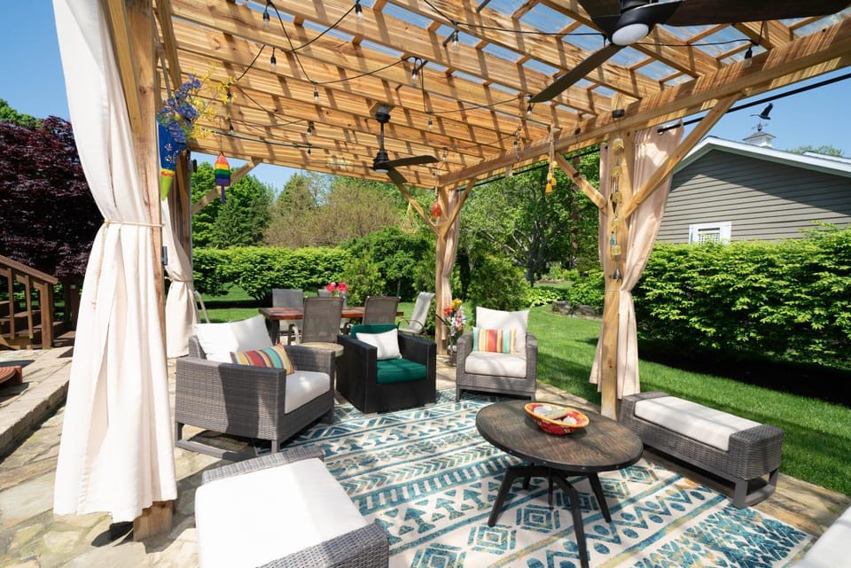 Coco’s Beach House: Quiet Setting w/ Hot Tub, Lovely Backyard House in South Haven