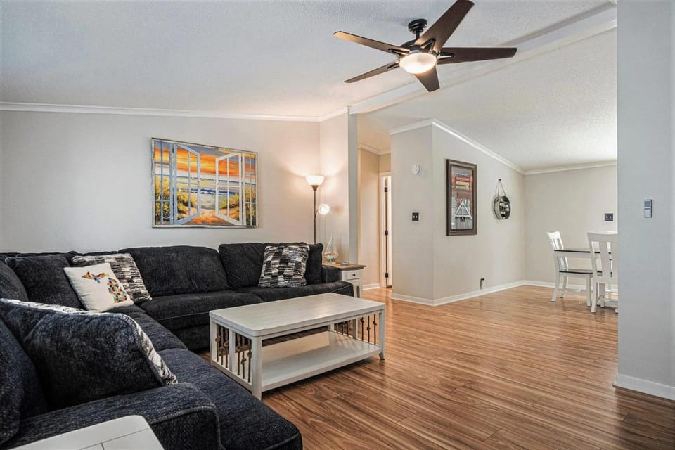 Cozy Beach Bungalow - Enjoy Lake Views from Front Porch & Fire Pit! House in South Haven