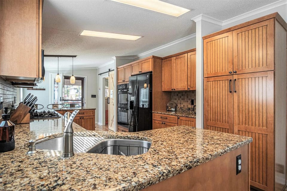 Cozy Beach Bungalow - Enjoy Lake Views from Front Porch & Fire Pit! House in South Haven