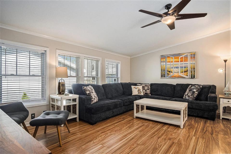 Cozy Beach Bungalow - Enjoy Lake Views from Front Porch & Fire Pit! House in South Haven