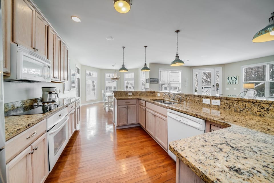 Large Beach Home w/2LRs, Wrap-Around Porch, Fire Pit, 2 Blocks to Beach/Downtown House in South Haven