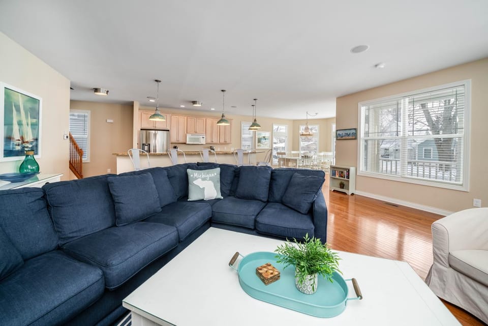 Large Beach Home w/2LRs, Wrap-Around Porch, Fire Pit, 2 Blocks to Beach/Downtown House in South Haven