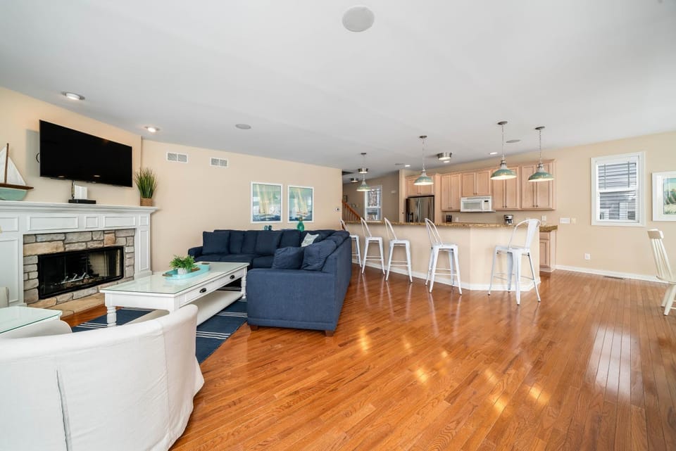 Large Beach Home w/2LRs, Wrap-Around Porch, Fire Pit, 2 Blocks to Beach/Downtown House in South Haven
