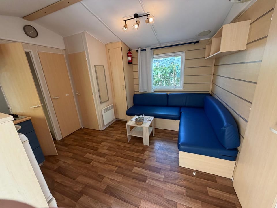 Mobil-home cosy avec terrasse au calme sans vis à vis- idéal famille ou couple -Camping domaines des iscles Campground/ 
RV Resort in La Roque-d'Anthéron
