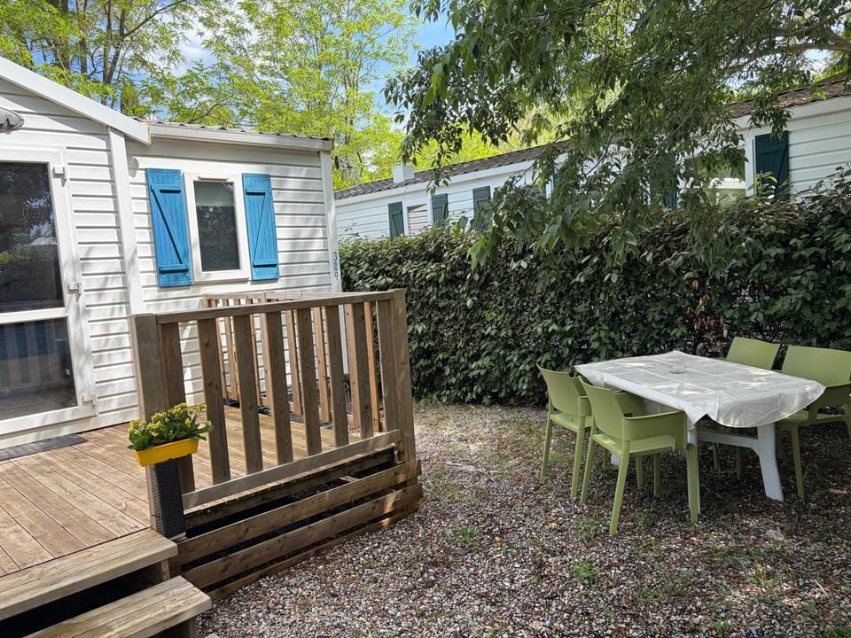 Mobil-home cosy avec terrasse au calme sans vis à vis- idéal famille ou couple -Camping domaines des iscles Campground/ 
RV Resort in La Roque-d'Anthéron