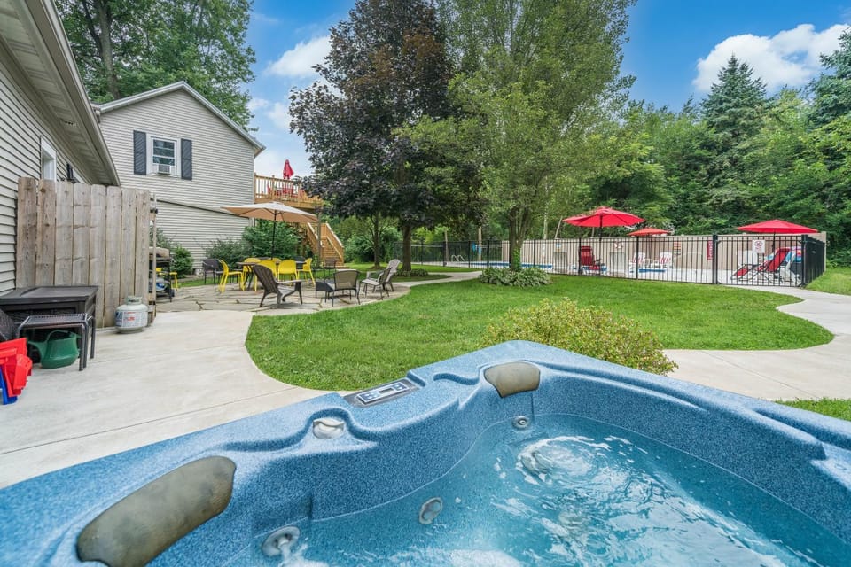 Historic Fenn Hill Estate w/Idyllic Vineyard Views - Arcade, Hot Tub, Fire Pit & Pool House in Michigan
