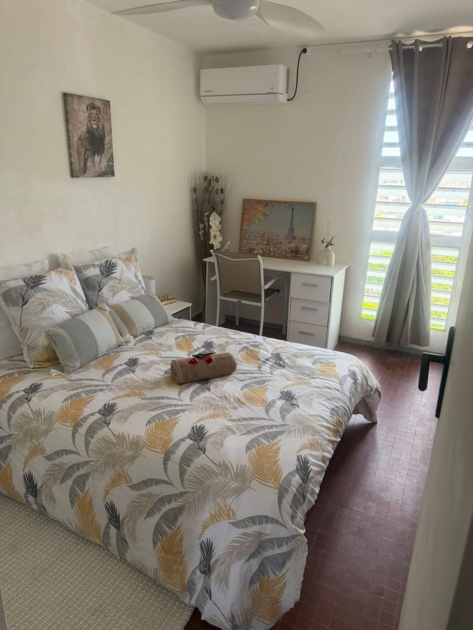 Photo of the whole room, Bedroom, air conditioner
