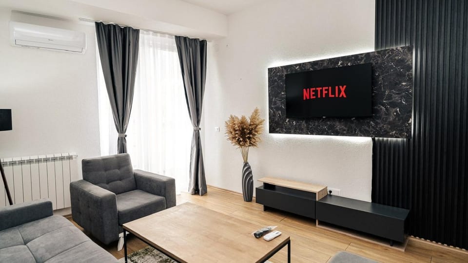 Property building, Bed, TV and multimedia, Living room, Bedroom