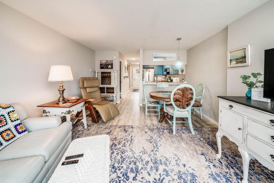 Cozy Renovated Condo - Walk to Town & Beach! House in South Haven
