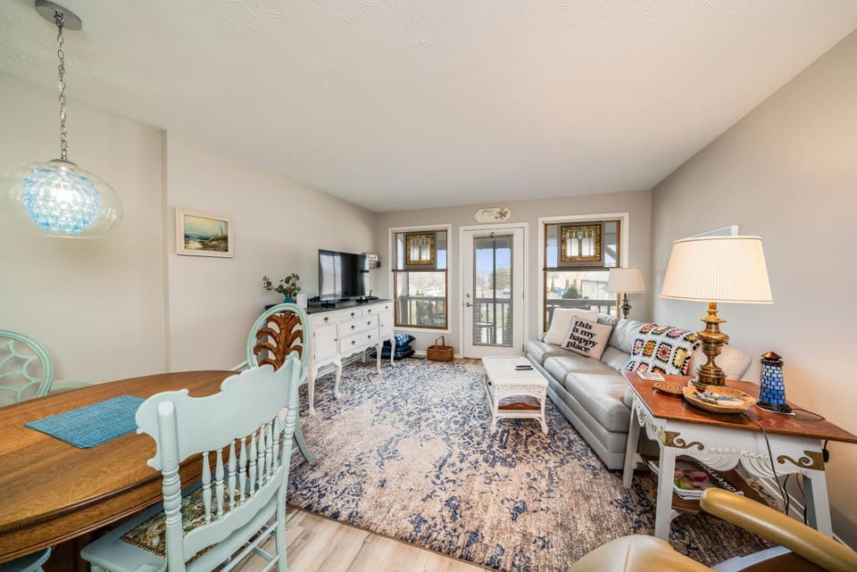 Cozy Renovated Condo - Walk to Town & Beach! House in South Haven