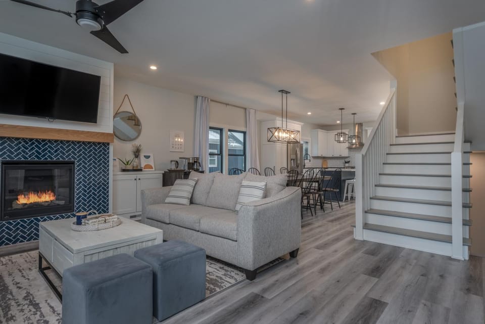 6 Bdrm w/Swimming Pool, Fire Pit, Clubhouse & More House in South Haven