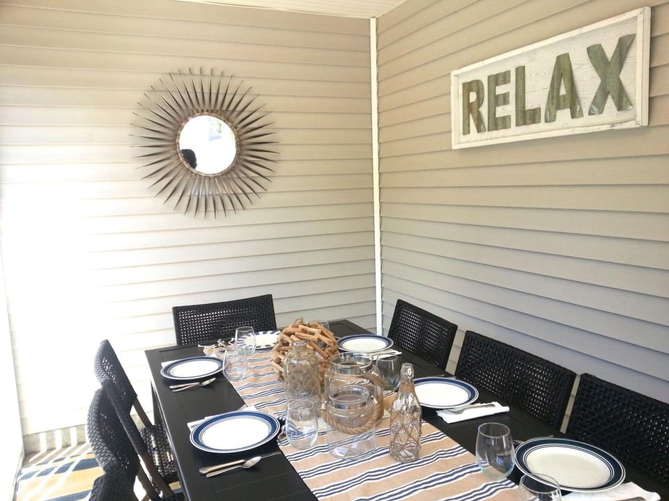 Fire Pit & Screened Dining Porch - 2 Blocks to Beach & Close to Town House in South Haven