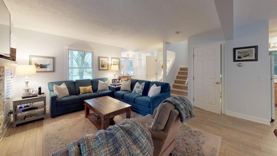 Fire Pit & Screened Dining Porch - 2 Blocks to Beach & Close to Town House in South Haven