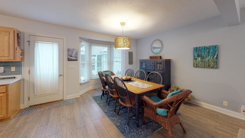 Fire Pit & Screened Dining Porch - 2 Blocks to Beach & Close to Town House in South Haven