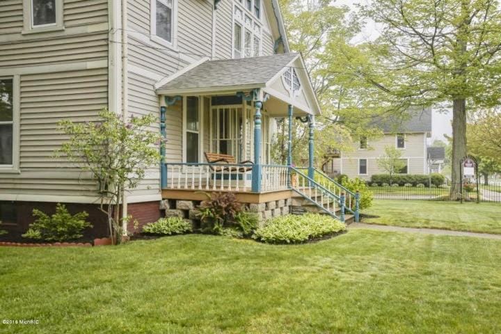 Historic Beach House 2 Blocks to Beach/Downtown w/Pool, Firepit, 7 BRs House in South Haven